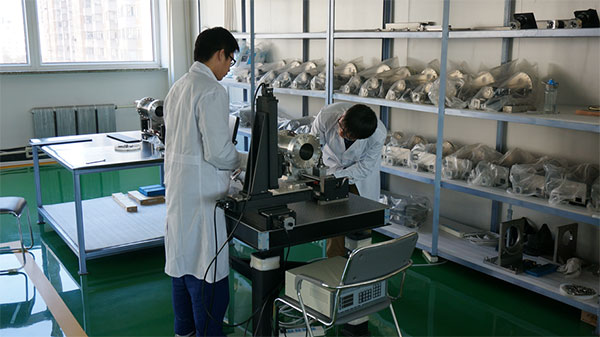 沈阳慧宇公司技术人员用高精度三维测试平台检测重离子治癌加速器空气探针