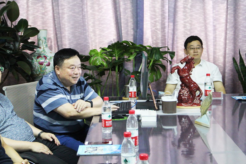董事长董毅对嘉宾提出的技术问题，进行细致讲解