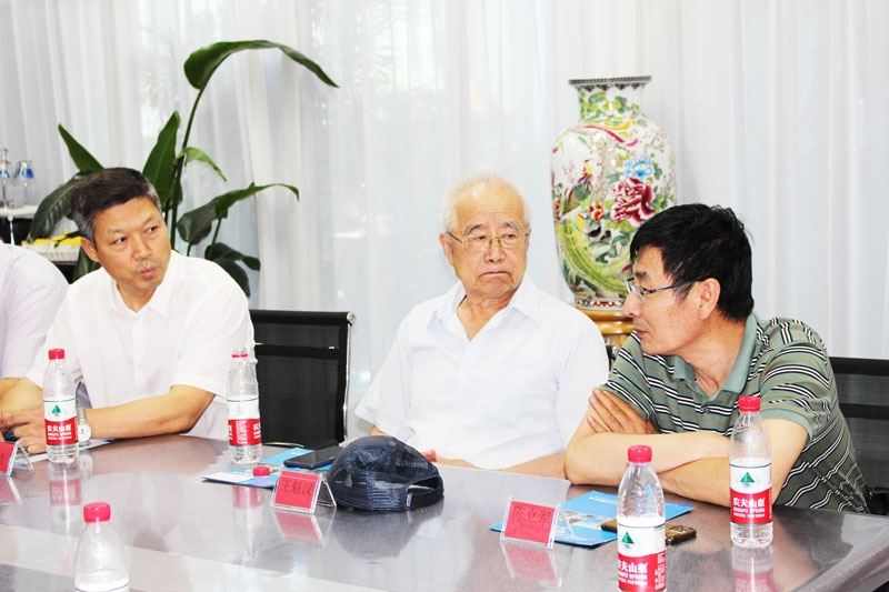 东北大学国防科技发展研究院常务副院长陈立军讲解有关军企合作的相关流程和规范。