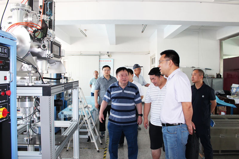 东北大学专家组参观沈阳慧宇真空为中科院近代物理所研制的多功能材料辐照靶室系统。