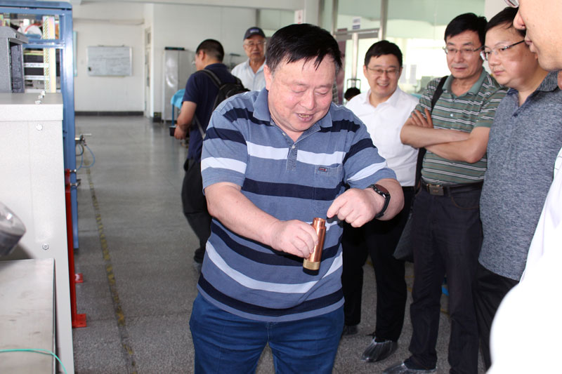 董事长向嘉宾讲解工艺技术细节